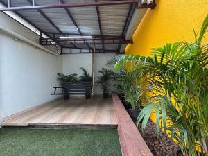 Κήπος έξω από το Escape by Staypreneur Homes