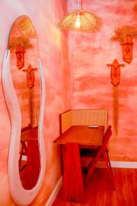 una stanza con tavolo e specchio sul muro di The Getaway Resort a Kado