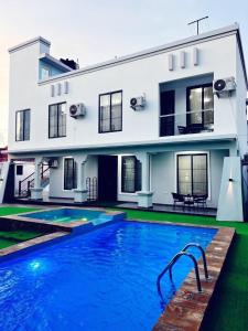 Bazén v ubytování Greenlight Luxury Villas nebo v jeho okolí