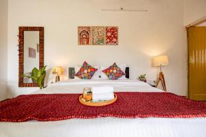 - une chambre avec un lit et un plateau de nourriture dans l'établissement Amrai by Kivaara, à Kishangarh
