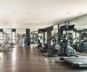 Fitness centrum a/nebo fitness zařízení v ubytování 芭提雅中天海滩海景公寓预定 安达鲁西亚风花园公寓 精致泳池健身房公寓酒店预定 日租周租月租灵活