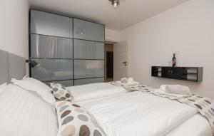 Ένα ή περισσότερα κρεβάτια σε δωμάτιο στο Apartman Lucija-Brac by Villas Guide