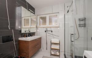 Ένα μπάνιο στο Apartman Lucija-Brac by Villas Guide +15 φωτογραφίες