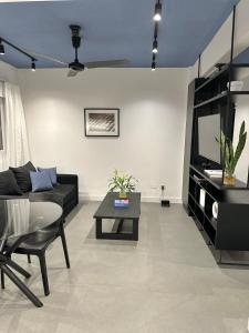 アスンシオンにあるModern and cozy loft in a downtown areaのソファとテーブルのあるリビングルーム