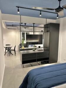 アスンシオンにあるModern and cozy loft in a downtown areaのベッドとダイニングルームのある寝室