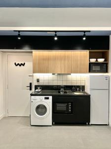 アスンシオンにあるModern and cozy loft in a downtown areaのキッチン(洗濯機、洗濯機付)