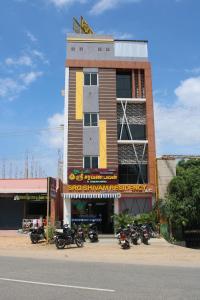 ein Gebäude mit davor geparkten Motorrädern in der Unterkunft SRG Shivam Residency in Tiruvannāmalai