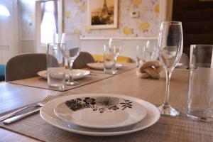 einen Tisch mit einem Teller und Weingläsern darauf in der Unterkunft Comfortable 2 Bed Property with garden - Parking in Hunslet