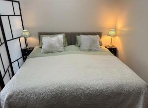 1 cama grande en un dormitorio con 2 lámparas en Annex Studio - Sleeps 2 High-Speed Wifi & Parking, en Liverpool