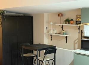 Una cocina con una mesa y sillas en una cocina. en Annex Studio - Sleeps 2 High-Speed Wifi & Parking, en Liverpool