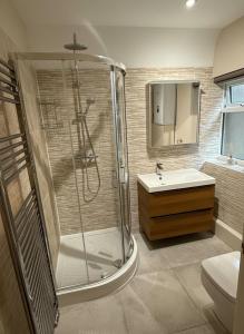 un baño con ducha y lavabo en Annex Studio - Sleeps 2 High-Speed Wifi & Parking, en Liverpool 13 fotos más