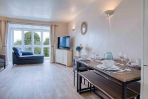 サンダースフットにあるTy Kered - 2 Bed Townhouse - Saundersfootのリビングルーム(ダイニングテーブル、テレビ付)
