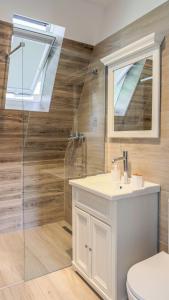 ein Badezimmer mit Toilette, Waschbecken und Dusche in der Unterkunft A-Frame Villas in Buşteni