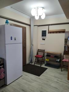 a living room with a refrigerator and two chairs at İstanbulda merkezi konum, müstakil bina in Istanbul