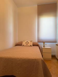 Un dormitorio con una cama con una almohada encima. en Vivienda Vacacional Los Campones, en Berrón