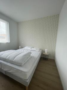 Ένα ή περισσότερα κρεβάτια σε δωμάτιο στο Les Embruns - maison 2 chambres avec jardin