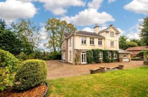 an exterior view of a large house with a yard at Hacheston Lodge in Marlesford