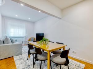 a living room with a table and chairs at Vita Portucale ! Almada Trendy Retreat in Almada