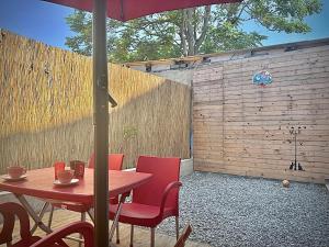 a table and chairs with an umbrella in a backyard at İstanbulda merkezi konum, müstakil bina in Istanbul