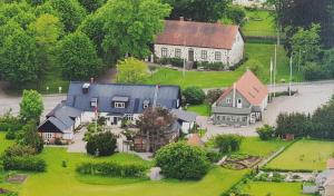 een luchtfoto van een huis met een tuin bij Stora Herrestad B&B in Ystad
