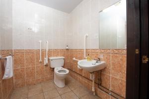 IlloganにあるTolgus Innのトイレと洗面台付きのバスルーム +29枚の写真