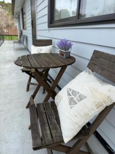 une table de pique-nique et deux chaises sur un porche dans l'établissement Blanc Suites Collection, à Silverdale