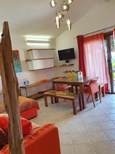 TV a/nebo společenská místnost v ubytování Villetta in Residence La Bouganville