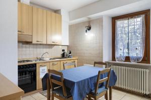 a kitchen with a table with a blue table cloth at Ride Home 2 in Commezzadura