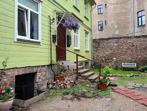 ein Gewächshaus mit einer Treppe und Blumen darauf in der Unterkunft Cosy apartment in the heart of Riga in Riga