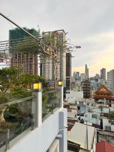 een balkon met uitzicht op een stad bij Cityhouse - LightHouse SG in Ho Chi Minh-stad