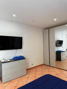 a living room with a flat screen tv on a wall at Double Spaces Apartaments in Tortona