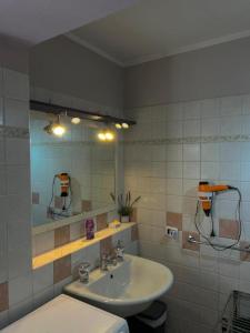 a bathroom with a sink and a mirror at Double Spaces Apartaments in Tortona