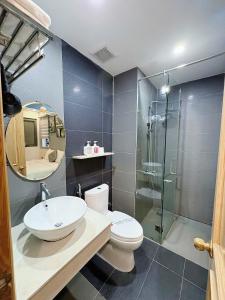 Un baño con inodoro, lavabo y ducha. en Dang's Hotel, en Da Nang 45 fotos más