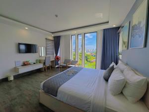 Una habitación de hotel con una cama y una ventana grande. en Dang's Hotel, en Da Nang