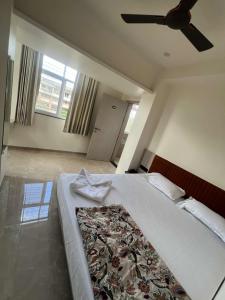 Postel nebo postele na pokoji v ubytování Hotel Radhika + 11 fotografií