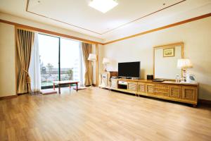 a living room with a flat screen tv and a large mirror at 레전드호텔 in Daejeon