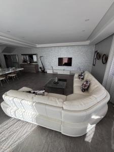 TV a/nebo společenská místnost v ubytování Magnifique villa spacieuse Route de l'ourika + 60 fotografií