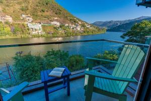 ビムタルにあるSojourn By The Lake, Bhimtalの湖を見渡すバルコニー(椅子付) +41枚の写真