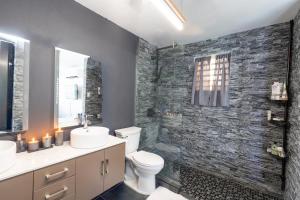 Koupelna v ubytování Casa Brisa del Mar - Steps to Montones Beach