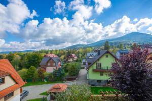 a village in the mountains with houses and trees at Blue Sky - Apartamenty w centrum, blisko deptaka, restauracji i atrakcji Karpacza - Obrońców Pokoju 1D in Karpacz