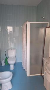 a bathroom with a toilet and a shower and a sink at Casa de Pueblo con Encanto in Valderrubio +4 photos