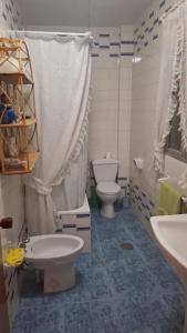 a bathroom with a toilet and a sink at Casa de Pueblo con Encanto in Valderrubio