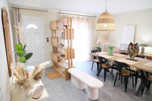 ein Wohnzimmer mit Tisch und ein Esszimmer in der Unterkunft Minimaliste Oasis - Golf & Spa in Saint Lo + 13 Fotos