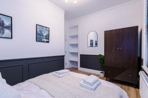 a bedroom with a bed with two white towels on it at Luxury 3Bed Apartment York Centre Sleeps 6 in York