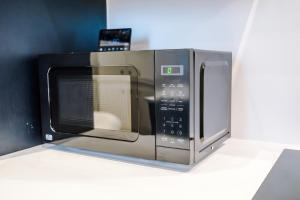 a microwave oven sitting on top of a counter at Luxury 3Bed Apartment York Centre Sleeps 6 in York +40 photos