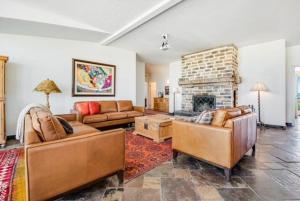 Χώρος καθιστικού στο Lakeside Oasis with Mountain Views +46 φωτογραφίες