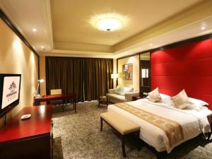 Кровать или кровати в номере Qingdao KuaiTong International Hotel