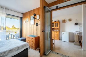 une chambre avec un lit et une porte coulissante en verre dans l'établissement Pretty Flat in the Sun, à Mandelieu-la-Napoule 13 autres photos