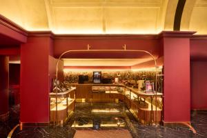 Телевизор и/или развлекательный центр в Kin Hotel Hai Ba Trung
