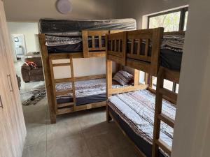 マールロス・パークにあるElephant Restの部屋にある二段ベッドのグループ +8枚の写真